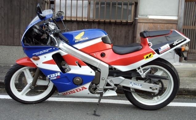 水冷4サイクルDOHC4気筒エンジン搭載のスーパースポーツバイク